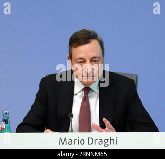 (170427) -- FRANCFORT, le 20 juillet 2017 -- Mario Draghi, président de la Banque centrale européenne (BCE), assiste à une conférence de presse au siège de la BCE à Francfort, en Allemagne, le 20 juillet 2017. La BCE a décidé jeudi de maintenir les taux directeurs de la zone euro à un niveau record. )(zhf) ALLEMAGNE-FRANCFORT-BCE LuoxHuanhuan PUBLICATIONxNOTxINxCHN Francfort juillet 20 2017 Banque centrale européenne le Président de la BCE Mario Draghi assiste à une conférence de presse AU siège de la BCE à Francfort Allemagne LE 20 2017 juillet, la BCE a décidé jeudi de maintenir le Conseil des intérêts clés pour la zone euro À UN niveau record de basse zhf Allemagne Francfort BCE L Banque D'Images