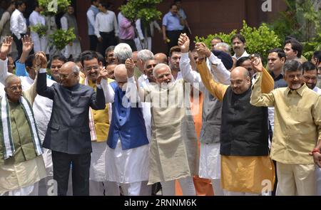 (170720) -- NEW DELHI, 20 juillet 2017 -- la photo prise le 23 juin 2017 montre des dirigeants de l'Alliance démocratique nationale (NDA) posant pour une photo de groupe devant l'état indien oriental du gouverneur de Bihar, RAM Nath Kovind (2e L, Front) remplissant ses papiers de candidature pour le scrutin résidentiel au Parlement indien, New Delhi, Inde. RAM Nath Kovind, le candidat au pouvoir de l Alliance démocratique nationale de l Inde, a remporté jeudi l élection présidentielle du pays. )(yk) INDIA-NEW DELHI-RAM NATH KOVIND Stringer PUBLICATIONxNOTxINxCHN New Delhi juillet 20 2017 la photo prise LE 23 2017 juin montre les dirigeants de National Democrr Banque D'Images