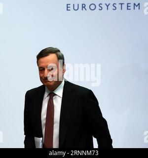 (170427) -- FRANCFORT, le 20 juillet 2017 -- Mario Draghi, président de la Banque centrale européenne (BCE), assiste à une conférence de presse au siège de la BCE à Francfort, en Allemagne, le 20 juillet 2017. La BCE a décidé jeudi de maintenir les taux directeurs de la zone euro à un niveau record. )(zhf) ALLEMAGNE-FRANCFORT-BCE LuoxHuanhuan PUBLICATIONxNOTxINxCHN Francfort juillet 20 2017 Banque centrale européenne le Président de la BCE Mario Draghi assiste à une conférence de presse AU siège de la BCE à Francfort Allemagne LE 20 2017 juillet, la BCE a décidé jeudi de maintenir le Conseil des intérêts clés pour la zone euro À UN niveau record de basse zhf Allemagne Francfort BCE L Banque D'Images