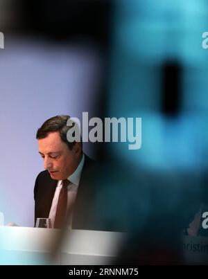 (170427) -- FRANCFORT, le 20 juillet 2017 -- Mario Draghi, président de la Banque centrale européenne (BCE), assiste à une conférence de presse au siège de la BCE à Francfort, en Allemagne, le 20 juillet 2017. La BCE a décidé jeudi de maintenir les taux directeurs de la zone euro à un niveau record. )(zhf) ALLEMAGNE-FRANCFORT-BCE LuoxHuanhuan PUBLICATIONxNOTxINxCHN Francfort juillet 20 2017 Banque centrale européenne le Président de la BCE Mario Draghi assiste à une conférence de presse AU siège de la BCE à Francfort Allemagne LE 20 2017 juillet, la BCE a décidé jeudi de maintenir le Conseil des intérêts clés pour la zone euro À UN niveau record de basse zhf Allemagne Francfort BCE L Banque D'Images