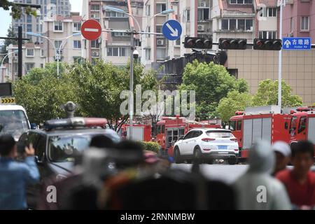 (170721) -- HANGZHOU, le 21 juillet 2017 -- des véhicules de sauvetage sont vus sur le site de l'accident à Hangzhou, capitale de la province du Zhejiang de l'est de la Chine, le 21 juillet 2017. Deux personnes ont été confirmées mortes et 55 autres ont été blessées après une explosion dans un magasin près du lac de l'Ouest à Hangzhou vendredi matin, selon des sources avec les autorités locales. (Wyo) CHINA-HANGZHOU-SHOP-BLAST (CN) HuangxZongzhi PUBLICATIONxNOTxINxCHN Hangzhou juillet 21 2017 LES VÉHICULES de sauvetage sont des lacs SUR le site de l'accident à Hangzhou capitale de l'est de la Chine S Zhejiang province juillet 21 2017 deux célébrités ont été confirmées mort A. Banque D'Images