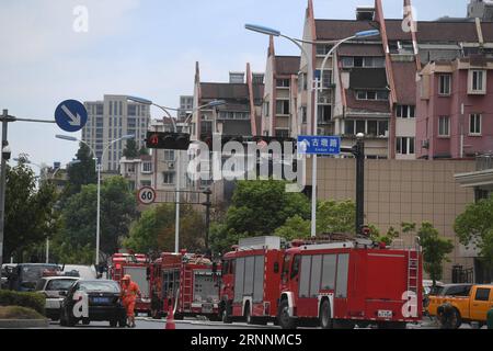 (170721) -- HANGZHOU, le 21 juillet 2017 -- des véhicules de sauvetage sont vus sur le site de l'accident à Hangzhou, capitale de la province du Zhejiang de l'est de la Chine, le 21 juillet 2017. Deux personnes ont été confirmées mortes et 55 autres ont été blessées après une explosion dans un magasin près du lac de l'Ouest à Hangzhou vendredi matin, selon des sources avec les autorités locales. (Wyo) CHINA-HANGZHOU-SHOP-BLAST (CN) HuangxZongzhi PUBLICATIONxNOTxINxCHN Hangzhou juillet 21 2017 LES VÉHICULES de sauvetage sont des lacs SUR le site de l'accident à Hangzhou capitale de l'est de la Chine S Zhejiang province juillet 21 2017 deux célébrités ont été confirmées mort A. Banque D'Images