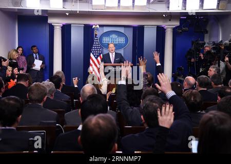 (170721) -- WASHINGTON D.C., 22 juillet 2017 -- une photo prise le 23 janvier 2017 montre le secrétaire de presse de la Maison Blanche Sean Spicer lors de son premier briefing quotidien à la Maison Blanche à Washington D.C., aux États-Unis. L'attaché de presse de la Maison Blanche Sean Spicer a démissionné vendredi 21 juillet 2017, a rapporté le New York Times. US-WASHINGTON D.C.-WHITE HOUSE ATTACHMENT-DÉMISSIONNER YinxBogu PUBLICATIONxNOTxINxCHN Washington D C JUL 22 2017 fichier photo prise LE 23 2017 janvier montre l'Attaché de presse de la Maison Blanche Sean Spicer lors de son premier briefing quotidien À la Maison Blanche à Washington D C l'ONU Banque D'Images