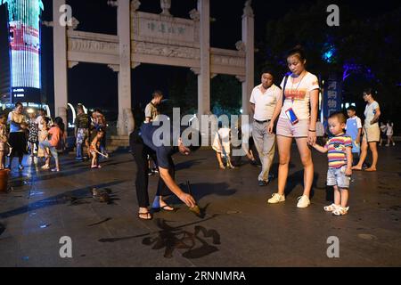 (170721) -- HANGZHOU, 21 juillet 2017 -- les citoyens pratiquent la calligraphie sur une place près du Grand Canal à Hangzhou, province du Zhejiang dans l'est de la Chine, le 20 juillet 2017. Une ceinture culturelle et pittoresque, comprenant des musées, des zones culturelles et créatives, des reliques historiques et des rues anciennes, s'est formée le long de la section de 12 kilomètres du Grand Canal Pékin-Hangzhou dans le district de Gongshu à Hangzhou. )(MCG)(zt) CHINE-HANGZHOU-GRAND CANAL (CN) HuangxZongzhi PUBLICATIONxNOTxINxCHN Hangzhou juillet 21 2017 citoyens pratiquent la calligraphie SUR une place près du Grand Canal à Hangzhou est Chine S Zhejiang province Jul Banque D'Images