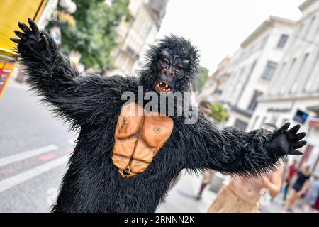 (170722) -- AVIGNON, le 22 juillet 2017 -- un artiste se produit dans la rue d'Avignon, France, le 21 juillet 2017. Située dans le département du Vaucluse, Avignon est l'une des destinations touristiques les plus attractives du sud de la France. Il est aujourd'hui célèbre pour le Festival d'Avignon annuel. )(YY) FRANCE-AVIGNION-SCENERY ChenxYichen PUBLICATIONxNOTxINxCHN Avignon 22 2017 juillet à l'artiste se produit dans la rue à Avignon France LE 21 2017 juillet situé dans le département du Vaucluse Avignon EST l'une des destinations touristiques les plus attractives du sud de la France, IL EST maintenant célèbre pour le Festival annuel D Avignon yy Banque D'Images