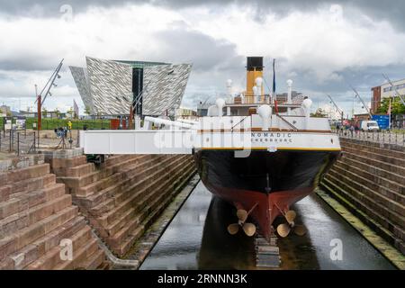 Vue extérieure du SS Nomadic restauré, dernier navire de la White Star Line situé dans les docklands de Belfast, en Irlande du Nord. Banque D'Images