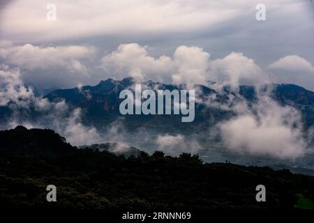 (170722) -- XINGTAI, 22 juillet 2017 -- la photo prise le 22 juillet 2017 montre la montagne Taihang enveloppée de nuages dans le canton de Luluo, ville de Xingtai dans la province du Hebei du nord de la Chine. (Lb) CHINA-HEBEI-XINGTAI-SCENERY (CN) MuxYu PUBLICATIONxNOTxINxCHN Xingtai juillet 22 2017 photo prise LE 22 2017 juillet montre la montagne Taihang enveloppée de nuages dans le canton de Luluo Xingtai ville de la Chine du Nord S Hebei province LB Chine Hebei Xingtai Scenery CN MuxYu PUBLICATIONTxINxINxCHN Banque D'Images