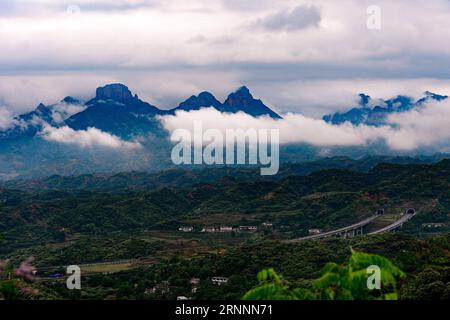 (170722) -- XINGTAI, 22 juillet 2017 -- la photo prise le 22 juillet 2017 montre la montagne Taihang enveloppée de nuages dans le canton de Luluo, ville de Xingtai dans la province du Hebei du nord de la Chine. (Lb) CHINA-HEBEI-XINGTAI-SCENERY (CN) MuxYu PUBLICATIONxNOTxINxCHN Xingtai juillet 22 2017 photo prise LE 22 2017 juillet montre la montagne Taihang enveloppée de nuages dans le canton de Luluo Xingtai ville de la Chine du Nord S Hebei province LB Chine Hebei Xingtai Scenery CN MuxYu PUBLICATIONTxINxINxCHN Banque D'Images