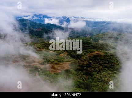 (170722) -- XINGTAI, 22 juillet 2017 -- la photo prise le 22 juillet 2017 montre la montagne Taihang enveloppée de nuages dans le canton de Luluo, ville de Xingtai dans la province du Hebei du nord de la Chine. (Lb) CHINA-HEBEI-XINGTAI-SCENERY (CN) MuxYu PUBLICATIONxNOTxINxCHN Xingtai juillet 22 2017 photo prise LE 22 2017 juillet montre la montagne Taihang enveloppée de nuages dans le canton de Luluo Xingtai ville de la Chine du Nord S Hebei province LB Chine Hebei Xingtai Scenery CN MuxYu PUBLICATIONTxINxINxCHN Banque D'Images