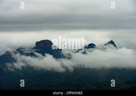 (170722) -- XINGTAI, 22 juillet 2017 -- la photo prise le 22 juillet 2017 montre la montagne Taihang enveloppée de nuages dans le canton de Luluo, ville de Xingtai dans la province du Hebei du nord de la Chine. (Lb) CHINA-HEBEI-XINGTAI-SCENERY (CN) MuxYu PUBLICATIONxNOTxINxCHN Xingtai juillet 22 2017 photo prise LE 22 2017 juillet montre la montagne Taihang enveloppée de nuages dans le canton de Luluo Xingtai ville de la Chine du Nord S Hebei province LB Chine Hebei Xingtai Scenery CN MuxYu PUBLICATIONTxINxINxCHN Banque D'Images