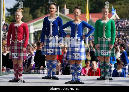 Les danseurs des Highlands lors de la compétition aux jeux des Highlands de Braemar Gathering se sont tenus à une courte distance de la retraite d'été des royaux au domaine Balmoral dans l'Aberdeenshire. Date de la photo : Samedi 2 septembre 2023. Banque D'Images