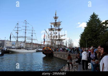 (170722) -- TURKU, 22 juillet 2017 -- des gens visitent des grands voiliers amarrés pour les courses de grands voiliers à Turku, Finlande, le 21 juillet 2017. Les courses de Tall Ships sont l'un des plus grands événements de voile en Europe, attirant des millions de fans de voile. Li Jizhi) (dtf) FINLANDE-TURKU-TALL SHIPS-RACE lijizhi PUBLICATIONxNOTxINxCHN Turku juillet 22 2017 célébrités visitent les grands voiliers amarrés pour les courses de grands voiliers à Turku Finlande LE 21 2017 juillet, les courses de grands voiliers SONT l'un des plus grands événements de voile en Europe attirant des millions de supporters de voile quittés Jizhi dtf Finlande Turku Tall navires course PUBLICATIONxNOTxI Banque D'Images