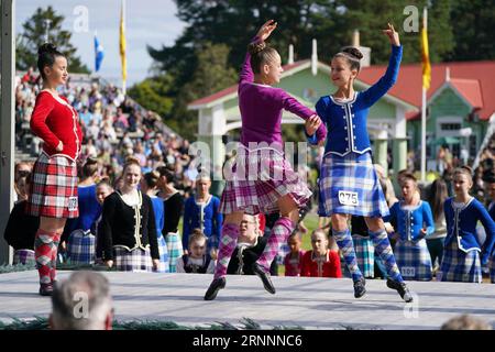 Les danseurs des Highlands lors de la compétition aux jeux des Highlands de Braemar Gathering se sont tenus à une courte distance de la retraite d'été des royaux au domaine Balmoral dans l'Aberdeenshire. Date de la photo : Samedi 2 septembre 2023. Banque D'Images