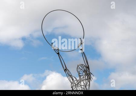 Sculpture connue sous le nom de 'Nuala with the Hula' à Belfast, Irlande du Nord., officiellement intitulée Beacon of Hope, par Andy Scott Banque D'Images