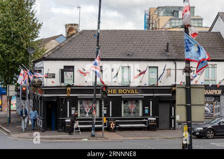 The Royal bar - un pub syndicaliste loyaliste à l'angle de Sandy Row et Donegall Road, Belfast, Irlande du Nord. Banque D'Images