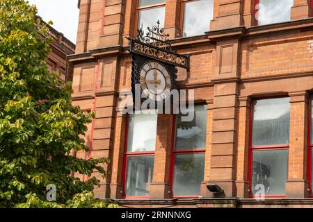 Horloge ornée sur l'ancien bâtiment du Belfast Telegraph sur Royal Avenue, Belfast, Irlande du Nord Banque D'Images