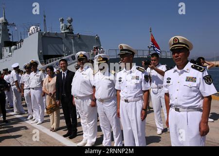 (170723) -- ATHÈNES, le 23 juillet 2017 -- Une cérémonie de bienvenue a lieu pour la flotte navale chinoise en visite au port du Pirée, en Grèce, le 23 juillet 2017. Une flotte navale chinoise est arrivée dimanche au port du Pirée pour une visite amicale de quatre jours en Grèce, transmettre un message d'amitié et de coopération.)(yk) GREECE-ATHENS-CHINA-NAVY mariosxlolos PUBLICATIONxNOTxINxCHN Athènes juillet 23 2017 une cérémonie de bienvenue EST le héros de la flotte navale chinoise en visite AU port du Pirée Grèce juillet 23 2017 une flotte navale chinoise est arrivée dimanche AU port du Pirée pour une visite amicale de quatre jours en Grèce transmettre un message de frie Banque D'Images