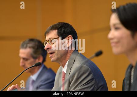 (170724) -- KUALA LUMPUR, le 24 juillet 2017 -- Maurice Obstfeld, économiste en chef du Fonds monétaire international (FMI), s'adresse aux médias à Kuala Lumpur, Malaisie, le 24 juillet 2017. Lundi, le Fonds monétaire international (FMI) a révisé à la hausse les prévisions de croissance de la Chine pour 2017 et 2018 à 6,7 % et 6,4 % respectivement. ) (Zjy) MALAISIE-KUALA LUMPUR-FMI-CHINE-FORECAST ChongxVoonxChung PUBLICATIONxNOTxINxCHN Kuala Lumpur juillet 24 2017 Maurice Obstfeld économiste en chef du Fonds monétaire international le FMI s'adresse aux médias à Kuala Lumpur Malaisie juillet 24 2017 The International M Banque D'Images