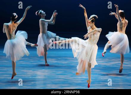 (170724) -- URUMQI, 24 juillet 2017 -- des danseurs du Shanghai Dance Theatre se produisent lors du 5e Festival international de danse folklorique chinois du Xinjiang à Urumqi, dans la région autonome ouygure du Xinjiang, au nord-ouest de la Chine, le 23 juillet 2017. Plus de 60 représentations de quelque 20 troupes de danse sont prévues dans le festival qui dure jusqu'au 5 août 2017. (wsw) CHINA-URUMQI-FOLK DANCE-FESTIVAL (CN) WangxFei PUBLICATIONxNOTxINxCHN Urumqi juillet 24 2017 des danseurs du Shanghai Dance Theatre se produisent lors du 5e Festival international de danse folklorique de Chine Xinjiang à Urumqi Nord-Ouest de la Chine S Xinjiang Uygur Autonomou Banque D'Images