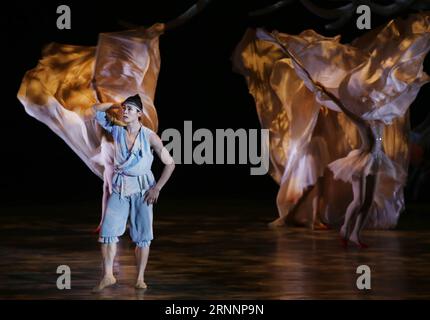 (170724) -- URUMQI, 24 juillet 2017 -- des danseurs du Shanghai Dance Theatre se produisent lors du 5e Festival international de danse folklorique chinois du Xinjiang à Urumqi, dans la région autonome ouygure du Xinjiang, au nord-ouest de la Chine, le 23 juillet 2017. Plus de 60 représentations de quelque 20 troupes de danse sont prévues dans le festival qui dure jusqu'au 5 août 2017. (wsw) CHINA-URUMQI-FOLK DANCE-FESTIVAL (CN) WangxFei PUBLICATIONxNOTxINxCHN Urumqi juillet 24 2017 des danseurs du Shanghai Dance Theatre se produisent lors du 5e Festival international de danse folklorique de Chine Xinjiang à Urumqi Nord-Ouest de la Chine S Xinjiang Uygur Autonomou Banque D'Images