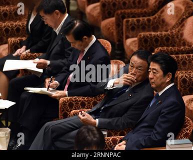 (170724) -- TOKYO, 24 juillet 2017 -- le Premier ministre japonais Shinzo Abe (1e R) s'entretient avec le Vice-Premier ministre Taro Aso (2e R) lors d'une session extraordinaire de la Commission du budget de la Chambre des représentants à Tokyo, Japon, le 24 juillet 2017. Shinzo Abe a été accusé d'avoir utilisé son influence pour manipuler une décision du gouvernement au profit d'un ami proche de l'ouverture d'une école vétérinaire dans une zone spéciale déréglementée. S’exprimant lundi lors d’une session extraordinaire de la commission budgétaire de la Chambre des représentants, Abe a maintenu qu’il n’avait donné aucune instruction personnelle sur les questions liées au depa vétérinaire Banque D'Images