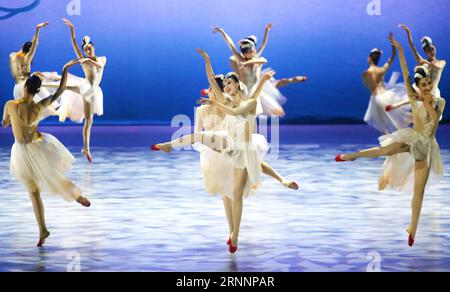 (170724) -- URUMQI, 24 juillet 2017 -- des danseurs du Shanghai Dance Theatre se produisent lors du 5e Festival international de danse folklorique chinois du Xinjiang à Urumqi, dans la région autonome ouygure du Xinjiang, au nord-ouest de la Chine, le 23 juillet 2017. Plus de 60 représentations de quelque 20 troupes de danse sont prévues dans le festival qui dure jusqu'au 5 août 2017. (wsw) CHINA-URUMQI-FOLK DANCE-FESTIVAL (CN) WangxFei PUBLICATIONxNOTxINxCHN Urumqi juillet 24 2017 des danseurs du Shanghai Dance Theatre se produisent lors du 5e Festival international de danse folklorique de Chine Xinjiang à Urumqi Nord-Ouest de la Chine S Xinjiang Uygur Autonomou Banque D'Images