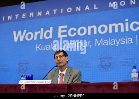 (170724) -- KUALA LUMPUR, le 24 juillet 2017 -- Maurice Obstfeld, économiste en chef du Fonds monétaire international (FMI), s'adresse aux médias à Kuala Lumpur, Malaisie, le 24 juillet 2017. Lundi, le Fonds monétaire international (FMI) a révisé à la hausse les prévisions de croissance de la Chine pour 2017 et 2018 à 6,7 % et 6,4 % respectivement. ) (Zjy) MALAISIE-KUALA LUMPUR-FMI-CHINE-FORECAST ChongxVoonxChung PUBLICATIONxNOTxINxCHN Kuala Lumpur juillet 24 2017 Maurice Obstfeld économiste en chef du Fonds monétaire international le FMI s'adresse aux médias à Kuala Lumpur Malaisie juillet 24 2017 The International M Banque D'Images