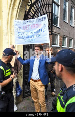 Leiden, pays-Bas, 2 septembre 2023. Manifestation contre une drag queen en famille qui lit pour les enfants lors d'un événement Pride à la bibliothèque de Leiden. Il y a également eu une contre-manifestation, et ils ont été séparés par la police. Banque D'Images