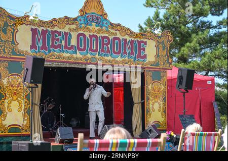 Morecambe, Lancashire - 2 septembre 2023 - les visiteurs ont apprécié le festival Vintage by the Sea de Morecambe samedi. Beaucoup d'entre eux sont venus vêtus de vêtements vintage. Un homme avait les mains pleines alors qu'il s'arrêtait pour se reposer après avoir marché cinq caniches. L'hôtel art déco Midland était rempli de spectateurs tandis que les véhicules rétro remplissaient les places de parking. Le festival a été béni avec un soleil glorieux et des températures chaudes. Les chanteurs divertissaient une petite foule sur des chaises longues au Melodrome. Crédit : Arrêter Press Media/Alamy Live News Banque D'Images