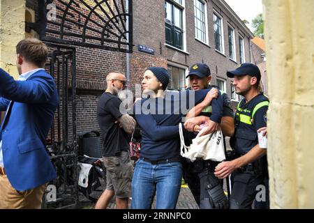 Leiden, pays-Bas, 2 septembre 2023. Manifestation contre une drag queen en famille qui lit pour les enfants lors d'un événement Pride à la bibliothèque de Leiden. Il y a également eu une contre-manifestation, et ils ont été séparés par la police. Banque D'Images