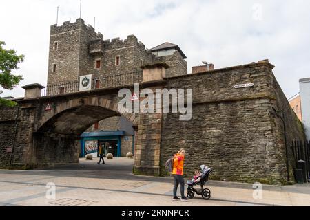 Derry Walls et le Tower Museum dans la ville de Derry - Londonderry, Irlande du Nord. Banque D'Images