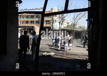(170724) -- KABOUL, le 24 juillet 2017 -- des membres des forces de sécurité afghanes inspectent le site d'un attentat suicide à Kaboul, Afghanistan, le 24 juillet 2017. Vingt-quatre civils ont été tués et 42 autres blessés après qu'une voiture piégée a frappé un minibus transportant des employés du gouvernement dans l'ouest de Kaboul en Afghanistan lundi, selon des sources et des témoins. Xinhua/) AFGHANISTAN-KABOUL-ATTENTAT-SUICIDE-APRÈS RahmatxAlizadah PUBLICATIONxNOTxINxCHN Kaboul juillet 24 2017 des membres des forces de sécurité afghanes inspectent le site d'un attentat suicide à Kaboul Afghanistan juillet 24 2017 vingt-quatre civils ont été TUÉS et 42 autres Banque D'Images
