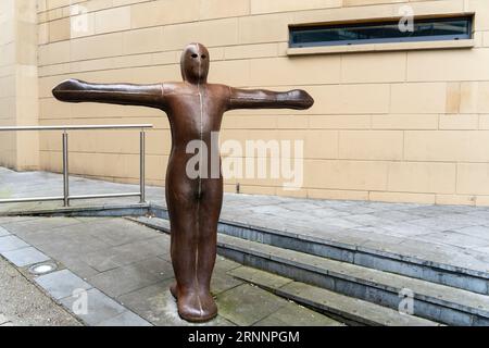 Une des figures de Sculpture for Derry Walls par Antony Gormley, sur le thème de la paix, à Derry - Londonderry, Irlande du Nord Banque D'Images