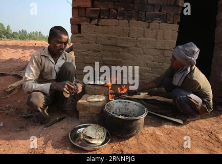 (170724) -- SRINAGAR, 24 juillet 2017 -- les travailleurs migrants préparent des repas dans un four à briques dans un village du district de Budgam à environ 20 km au sud-ouest de Srinagar, capitale estivale du Cachemire contrôlé par les Indiens, 24 juillet 2017. Le Cachemire sous contrôle indien compte plus de 300 fours en briques. Les experts en environnement disent que le grand nombre de fours à briques près des habitations dans le Cachemire sous contrôle indien posent un grave danger pour la vie et la santé des gens. (dtf) KASHMIR-SRINAGAR-BRICK FOUR INDUSTRY JavedxDar PUBLICATIONxNOTxINxCHN Srinagar juillet 24 2017 travail immigrant préparer des repas dans un four à briques DANS un village de B Banque D'Images