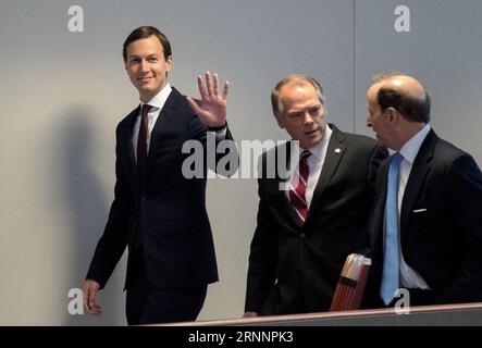 (170724) -- WASHINGTON, 24 juillet 2017 -- Jared Kushner (à gauche), gendre du président américain Donald Trump et conseiller principal de la Maison Blanche, arrive témoigner lors d'une audience à huis clos du Comité sénatorial du renseignement sur Capitol Hill à Washington D.C., aux États-Unis, le 24 juillet 2017. Leurs auditions font partie des enquêtes en cours sur une possible collusion entre le gouvernement russe et la campagne Trump lors de l'élection présidentielle de 2016. (dtf) U.S.-WASHINGTON-KUSHNER-HEARING TingxShen PUBLICATIONxNOTxINxCHN Washington juillet 24 2017 Jared Kushner l Sun in Law of U S President Donald Banque D'Images