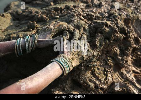 (170724) -- SRINAGAR, le 24 juillet 2017 -- Un travailleur migrant prépare de la boue pour fabriquer des briques dans un four à briques dans un village du district de Budgam à environ 20 km au Sud-Ouest de Srinagar, capitale estivale du Cachemire contrôlé par l'Inde, le 24 juillet 2017. Le Cachemire sous contrôle indien compte plus de 300 fours en briques. Les experts en environnement disent que le grand nombre de fours à briques près des habitations dans le Cachemire sous contrôle indien posent un grave danger pour la vie et la santé des gens. (dtf) KASHMIR-SRINAGAR-BRICK FOUR INDUSTRY JavedxDar PUBLICATIONxNOTxINxCHN Srinagar juillet 24 2017 une main-d'œuvre immigrée prépare la boue pour la fabrication de l'irb Banque D'Images