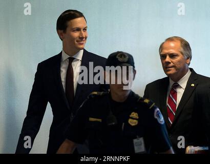 (170724) -- WASHINGTON, 24 juillet 2017 -- Jared Kushner (à gauche), gendre du président américain Donald Trump et conseiller principal de la Maison Blanche, arrive témoigner lors d'une audience à huis clos du Comité sénatorial du renseignement sur Capitol Hill à Washington D.C., aux États-Unis, le 24 juillet 2017. Leurs auditions font partie des enquêtes en cours sur une possible collusion entre le gouvernement russe et la campagne Trump lors de l'élection présidentielle de 2016. (dtf) U.S.-WASHINGTON-KUSHNER-HEARING TingxShen PUBLICATIONxNOTxINxCHN Washington juillet 24 2017 Jared Kushner l Sun in Law of U S President Donald Banque D'Images