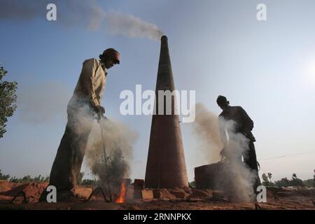 (170724) -- SRINAGAR, 24 juillet 2017 -- les travailleurs migrants travaillent dans un four à briques dans un village du district de Budgam à environ 20 km au sud-ouest de Srinagar, capitale estivale du Cachemire contrôlé par les Indiens, le 24 juillet 2017. Le Cachemire sous contrôle indien compte plus de 300 fours en briques. Les experts en environnement disent que le grand nombre de fours à briques près des habitations dans le Cachemire sous contrôle indien posent un grave danger pour la vie et la santé des gens. (dtf) KASHMIR-SRINAGAR-BRICK FOUR INDUSTRY JavedxDar PUBLICATIONxNOTxINxCHN Srinagar juillet 24 2017 travail immigrant dans un four à briques DANS un village du district de Budgam Abo Banque D'Images