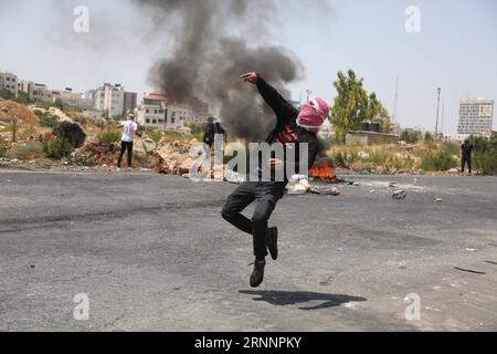 Bilder des Tages (170725) -- RAMALLAH, 25 juillet 2017 des manifestants palestiniens affrontent les forces israéliennes à l'entrée de la ville de Ramallah en Cisjordanie le 24 juillet 2017. Les Palestiniens ont protesté contre les nouvelles mesures de sécurité israéliennes mises en œuvre à l ' entrée de la mosquée al-Aqsa, qui comprennent des détecteurs de métaux et des caméras, à la suite d ' une attaque qui a tué deux policiers israéliens la semaine précédente. Fadi Arouri) RAMALLAH-MANIFESTATION-AFFRONTEMENTS zhaoyue PUBLICATIONxNOTxINxCHN Images le jour Ramallah 25 2017 juillet des manifestants PALESTINIENS affrontent les forces israéliennes À l'entrée de l'IC de CISJORDANIE Banque D'Images