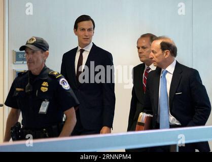 (170724) -- WASHINGTON, 24 juillet 2017 -- Jared Kushner (2e L), gendre du président américain Donald Trump et conseiller principal de la Maison Blanche, arrive témoigner lors d'une audience à huis clos du Comité sénatorial du renseignement sur Capitol Hill à Washington D.C., aux États-Unis, le 24 juillet 2017. Leurs auditions font partie des enquêtes en cours sur une possible collusion entre le gouvernement russe et la campagne Trump lors de l'élection présidentielle de 2016. (dtf) U.S.-WASHINGTON-KUSHNER-HEARING TingxShen PUBLICATIONxNOTxINxCHN Washington juillet 24 2017 Jared Kushner 2nd l Sun in Law of U S Presiden Banque D'Images