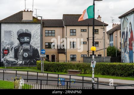 People's Gallery - peinture murale Petrol Bomber près de Free Derry Corner dans le quartier républicain irlandais de Bogside, Derry - Londonderry, Irlande du Nord Banque D'Images