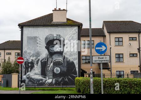 People's Gallery - peinture murale Petrol Bomber près de Free Derry Corner dans le quartier républicain irlandais de Bogside, Derry - Londonderry, Irlande du Nord Banque D'Images