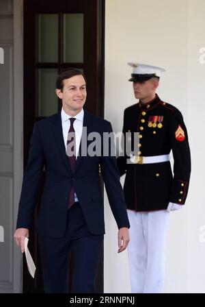 (170724) -- WASHINGTON, 24 juillet 2017 -- Jared Kushner (à gauche), conseiller principal de la Maison Blanche et gendre du président américain Donald Trump, sort de l aile ouest de la Maison Blanche pour lire une déclaration après avoir témoigné à huis clos devant la Commission sénatoriale du renseignement, à la Maison Blanche à Washington D.C., aux États-Unis, le 24 juillet 2017. Jared Kushner, conseiller principal de la Maison Blanche, a nié lundi avoir été de connivence avec le gouvernement russe malgré quatre réunions avec des ressortissants russes pendant la campagne et la période de transition. )(LMZ) U.S.-WASHINGTON D.C.-JARED KUSHNER-HEARING Banque D'Images