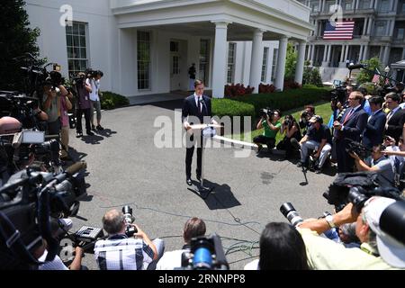 (170724) -- WASHINGTON, 24 juillet 2017 -- Jared Kushner (C), conseiller principal de la Maison Blanche et gendre du président américain Donald Trump, lit une déclaration après avoir témoigné à huis clos devant le Comité sénatorial du renseignement, à la Maison Blanche à Washington D.C., aux États-Unis, le 24 juillet 2017. Jared Kushner, conseiller principal de la Maison Blanche, a nié lundi avoir été de connivence avec le gouvernement russe malgré quatre réunions avec des ressortissants russes pendant la campagne et la période de transition. )(lmz) U.S.-WASHINGTON D.C.-JARED KUSHNER-HEARING-STATEMENT YinxBogu PUBLICATIONxNOTxINxCHN was Banque D'Images