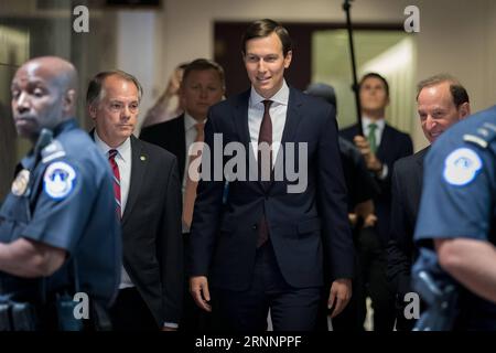 (170724) -- WASHINGTON, 24 juillet 2017 -- Jared Kushner (C), conseiller principal de la Maison Blanche et gendre du président américain Donald Trump, quitte le pays après avoir témoigné à huis clos devant le Comité sénatorial du renseignement sur Capitol Hill à Washington D.C., aux États-Unis, le 24 juillet 2017. Jared Kushner, conseiller principal de la Maison Blanche, a nié lundi avoir été de connivence avec le gouvernement russe malgré quatre réunions avec des ressortissants russes pendant la campagne et la période de transition.) U.S.-WASHINGTON D.C.-JARED KUSHNER-HEARING TingxShen PUBLICATIONxNOTxINxCHN Washington juillet 24 2017 White Ho Banque D'Images