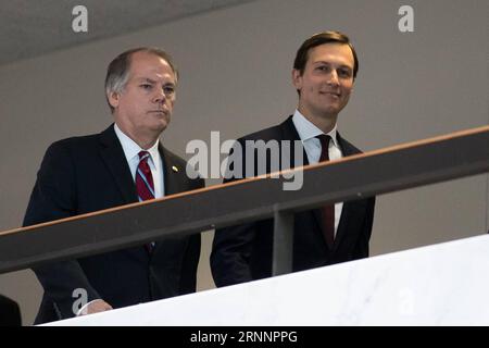 (170724) -- WASHINGTON, 24 juillet 2017 -- Jared Kushner (R), conseiller principal de la Maison Blanche et gendre du président américain Donald Trump, quitte le pays après avoir témoigné à huis clos devant le Comité sénatorial du renseignement sur Capitol Hill à Washington D.C., aux États-Unis, le 24 juillet 2017. Jared Kushner, conseiller principal de la Maison Blanche, a nié lundi avoir été de connivence avec le gouvernement russe malgré quatre réunions avec des ressortissants russes pendant la campagne et la période de transition.) U.S.-WASHINGTON D.C.-JARED KUSHNER-HEARING TingxShen PUBLICATIONxNOTxINxCHN Washington juillet 24 2017 White Ho Banque D'Images