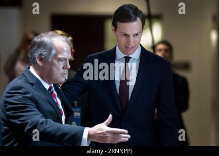 (170724) -- WASHINGTON, 24 juillet 2017 -- Jared Kushner (R), conseiller principal de la Maison Blanche et gendre du président américain Donald Trump, quitte le pays après avoir témoigné à huis clos devant le Comité sénatorial du renseignement sur Capitol Hill à Washington D.C., aux États-Unis, le 24 juillet 2017. Jared Kushner, conseiller principal de la Maison Blanche, a nié lundi avoir été de connivence avec le gouvernement russe malgré quatre réunions avec des ressortissants russes pendant la campagne et la période de transition.) U.S.-WASHINGTON D.C.-JARED KUSHNER-HEARING TingxShen PUBLICATIONxNOTxINxCHN Washington juillet 24 2017 White Ho Banque D'Images