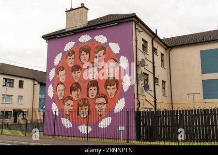 Galerie du peuple - fresque commémorative du dimanche sanglant près de Free Derry Corner dans le quartier républicain irlandais de Bogside, Derry - Londonderry, Irlande du Nord Banque D'Images