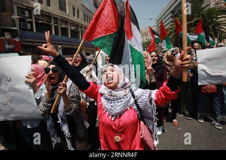 (170725) -- NAPLOUSE, 25 juillet 2017 -- des femmes palestiniennes crient des slogans lors d'une manifestation contre les nouvelles mesures de sécurité israéliennes mises en œuvre à l'entrée de la mosquée Al-Aqsa de Jérusalem-est, dans la ville de Naplouse en Cisjordanie, le 25 juillet 2017.) MIDEAST-NAPLOUSE-PROTEST NidalxEshtayeh PUBLICATIONxNOTxINxCHN Naplouse juillet 25 2017 des femmes PALESTINIENNES crient des slogans lors d'une manifestation contre les nouvelles mesures de sécurité israéliennes mises en œuvre À l'entrée de la mosquée S Al Aqsa de Jérusalem-est dans la ville de Naplouse en CISJORDANIE LE 25 2017 juillet Banque D'Images