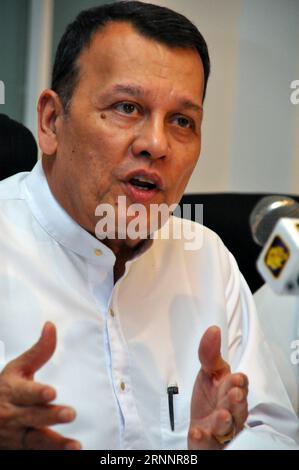 (170726) -- COLOMBO, le 26 juillet 2017 -- Mahinda Samarasinghe, ministre des ports et de la marine marchande du Sri Lanka, prend la parole lors d'une conférence de presse à Colombo, au Sri Lanka, le 25 juillet 2017. Le cabinet sri-lankais a approuvé un accord avec la Chine sur le port de Hambantota, le décrivant comme une situation gagnant-gagnant pour les deux pays. (Zxj) SRI LANKA-COLOMBO-CHINA-AGREEMENT-HAMBANTOTA PORT AjithxPerera PUBLICATIONxNOTxINxCHN Colombo juillet 26 2017 Sri Lanka les ministres des ports et de la marine marchande Mahinda Samarasinghe prennent la parole LORS D'une conférence de presse à Colombo Sri Lanka le 25 2017 juillet le Cabinet sri-lankais a approuvé un accord avec la Chine O. Banque D'Images